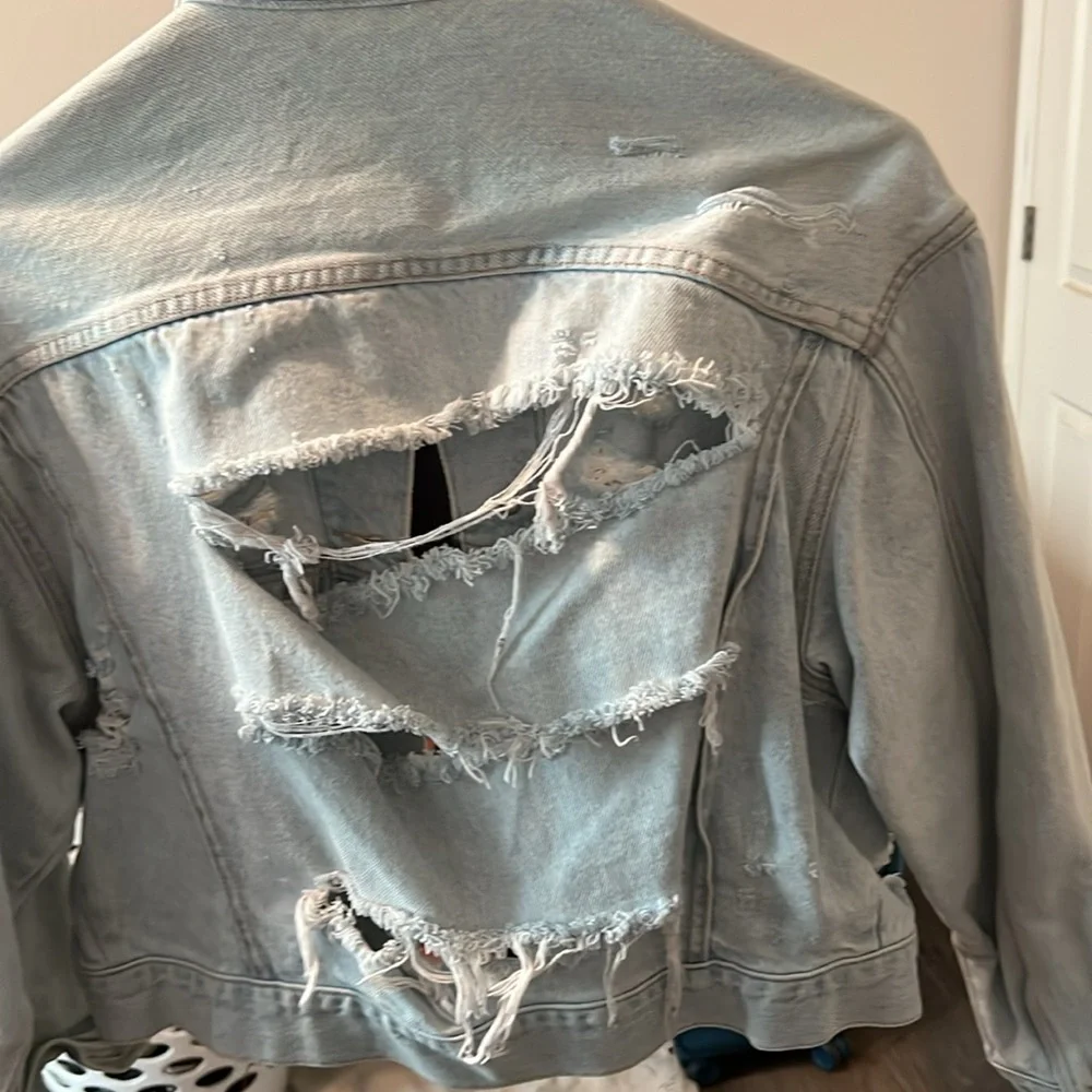 GUESS Ripped Jean Jacket Vintage - Picture 2 of 3